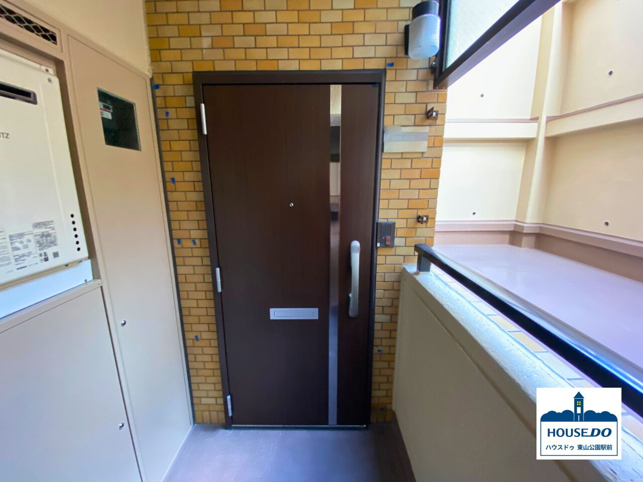 3LDK南西角部屋！ダイアパレス八事隼人池の玄関|共用通路からみた玄関写真。