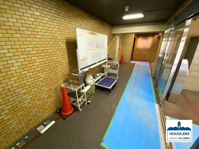 3LDK南西角部屋！ダイアパレス八事隼人池のロビー|レンガ調のロビー空間。