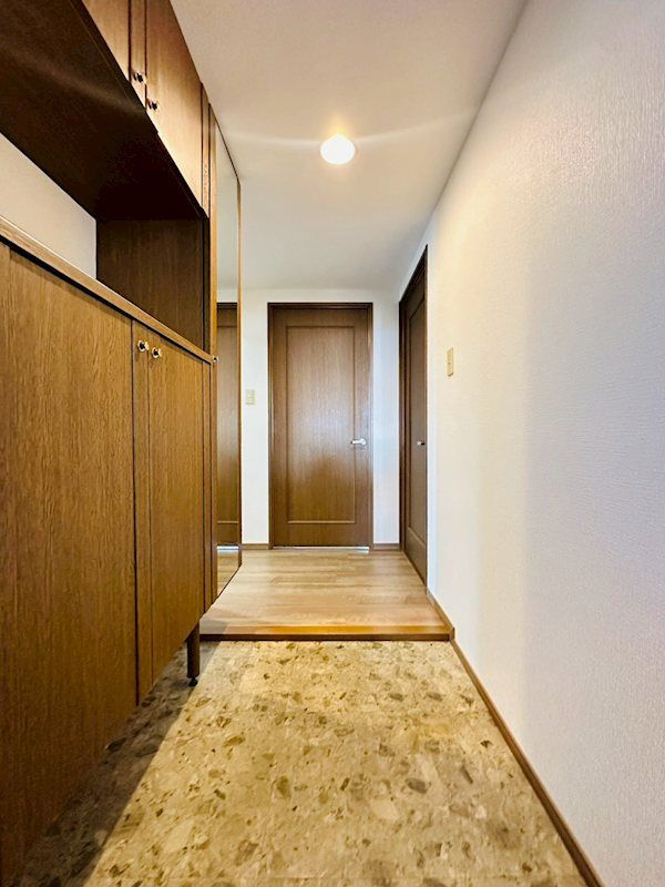 ヴェルビュ新屋敷東　 401号室の玄関