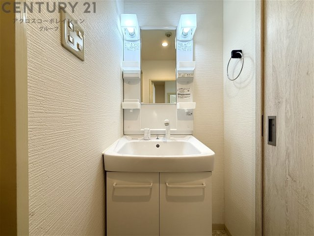 シャワー付き洗面台付きで便利です♪