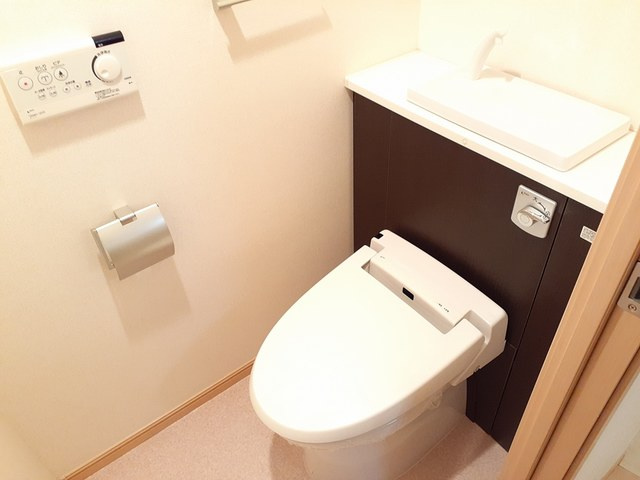 温水洗浄便座付きのトイレです♪