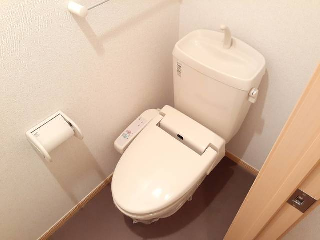 温水洗浄便座付きのトイレです♪