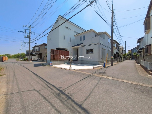 春日部市粕壁東4丁目　新築一戸建ての前面道路含む現地写真