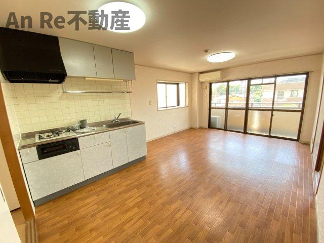 川口市戸塚東１丁目の賃貸マンションの居間・リビング