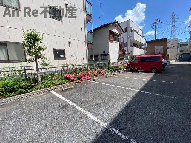 川口市戸塚東１丁目の賃貸マンションの駐車場