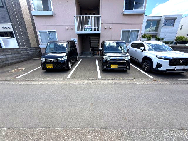 サンシャイン保戸野の駐車場