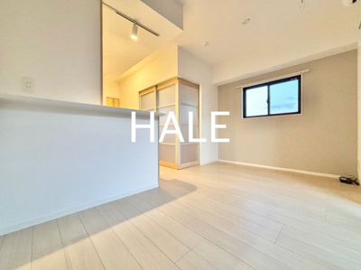 【居間・リビング】 | ソレイユルヴァン博多駅南 | 別号室類似