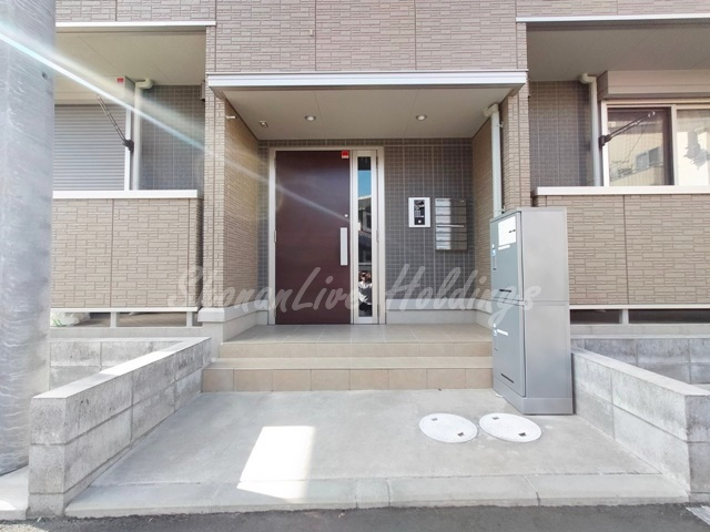 藤沢市城南１丁目のアパートのエントランス
