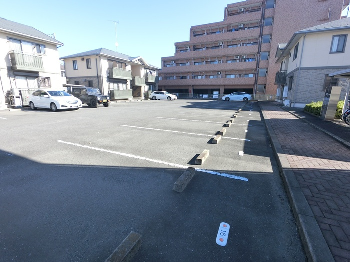 アルシオーネDの駐車場