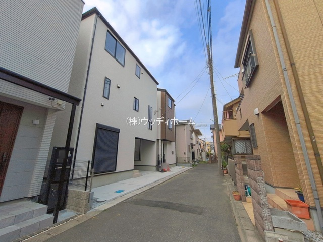 越谷市南越谷　新築一戸建て　3号棟の前面道路含む現地写真