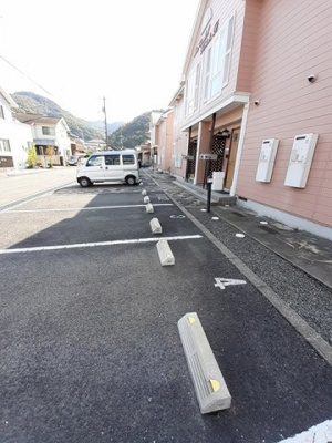 【駐車場】 | クレストールコハクＢ | 駐車場があるので、車を買う予定の方も安心です