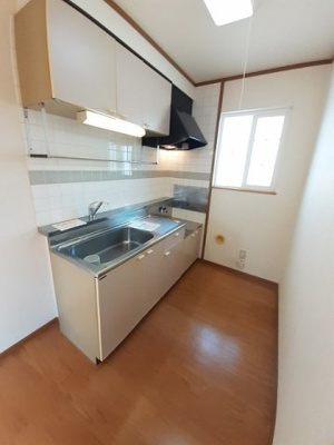 【キッチン】 | クレストールコハクＢ | コンパクトなキッチンで掃除もラクラク