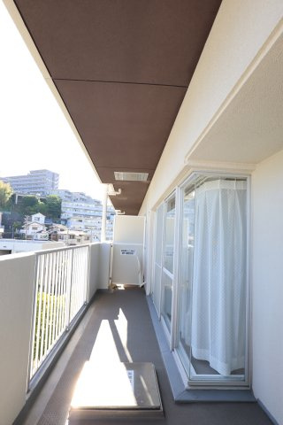 西舞子パーク・ホームズ四号棟のバルコニー|リビング側バルコニーです