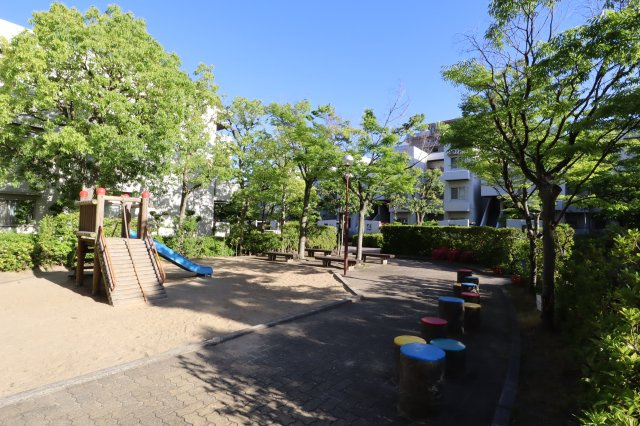 西舞子パーク・ホームズ四号棟のその他|敷地内に公園があります