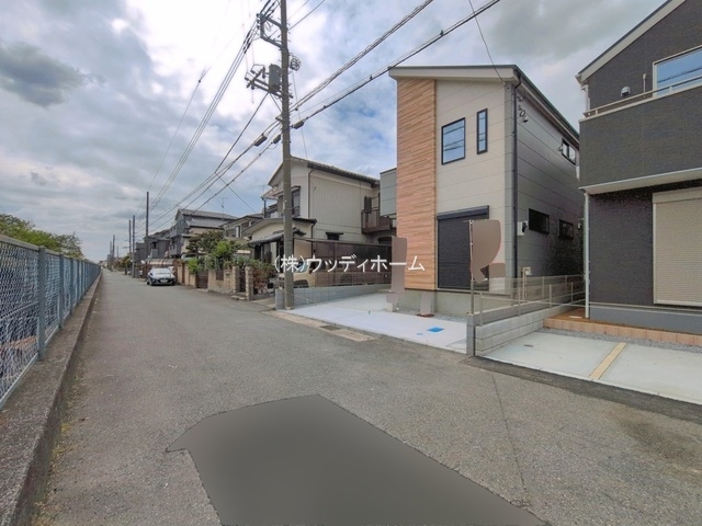 越谷市大沢15期　新築一戸建ての前面道路含む現地写真