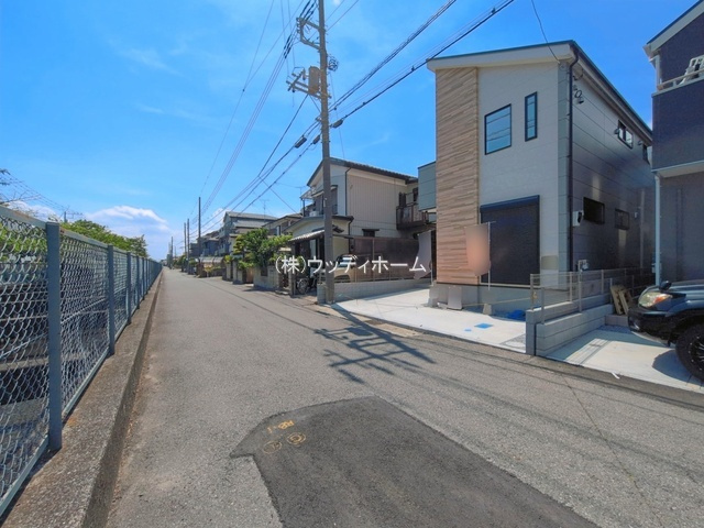 越谷市大沢15期　新築一戸建ての前面道路含む現地写真
