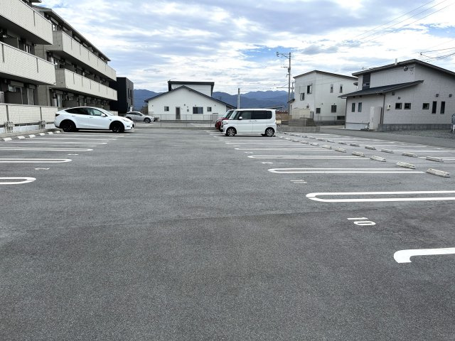 ウェスタ古閑中の駐車場