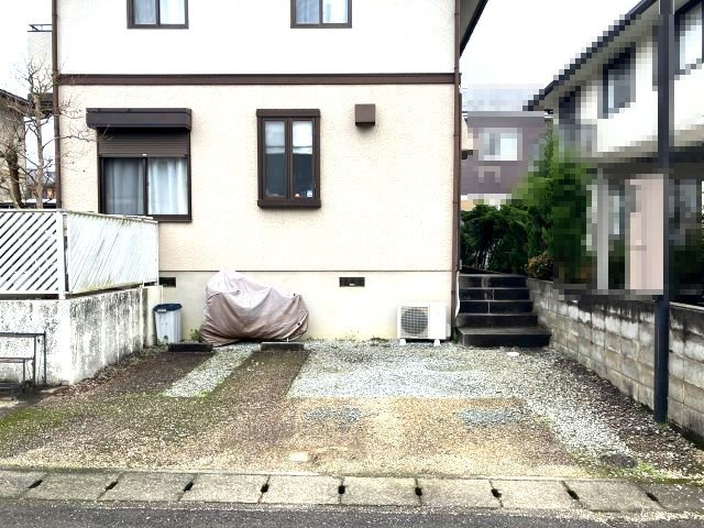 八社宮　中古戸建　6LDKの駐車場