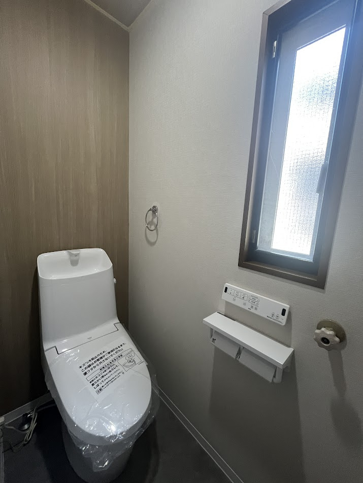 石巻市須江字しらさぎ台1丁目のトイレ|【新品リフォーム済み】木目調のアクセントクロスがお洒落な快適トイレ