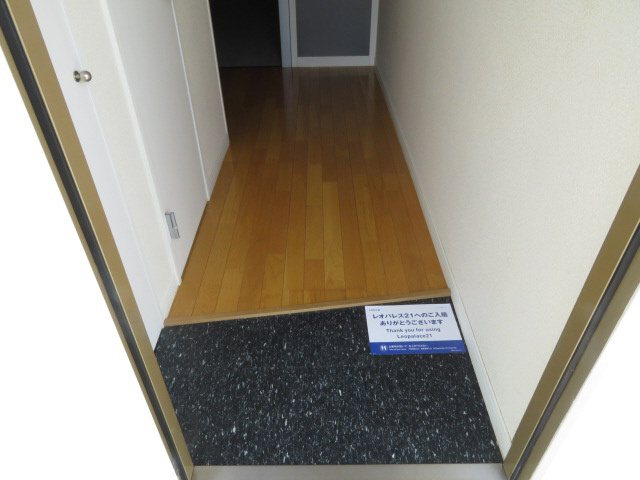 レオパレスマーガレットの玄関