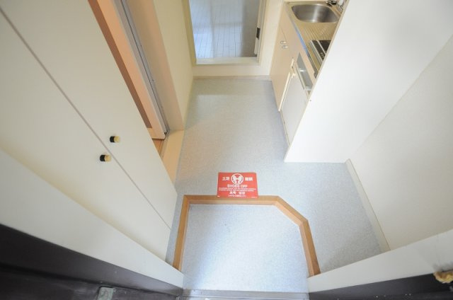 加古川市平岡町新在家のアパートの玄関|シューズ棚もあります。（左側）