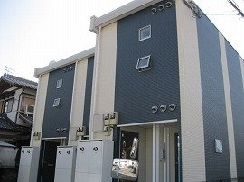 レオネクストＳＵＮ西河原の玄関
