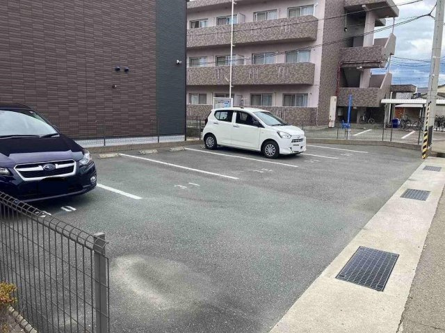 レオネクストポムールⅢの駐車場