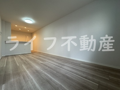 グラン今里NORTH　仲介手数料無料の居間・リビング|ゆったりとしたリビングです