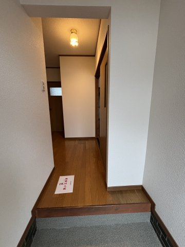 成美町11-7貸家の玄関