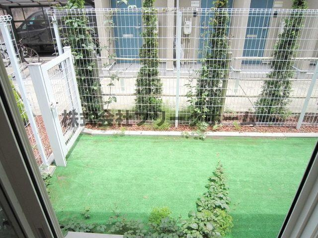 武蔵野市境南町４丁目のアパートのバルコニー