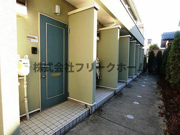 武蔵野市境南町４丁目のアパートのエントランス