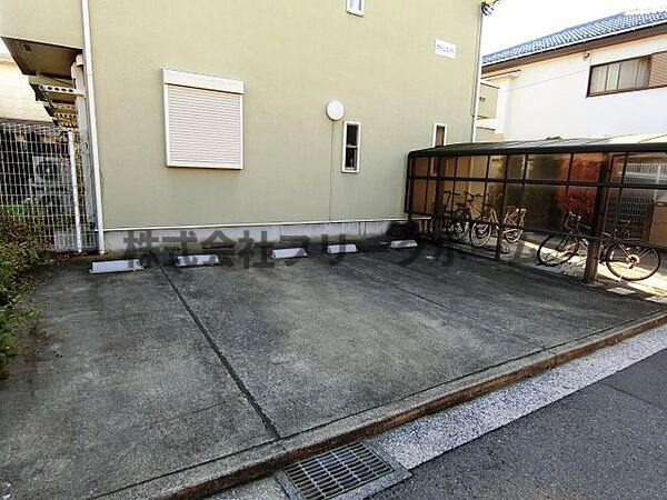 武蔵野市境南町４丁目のアパートの駐車場