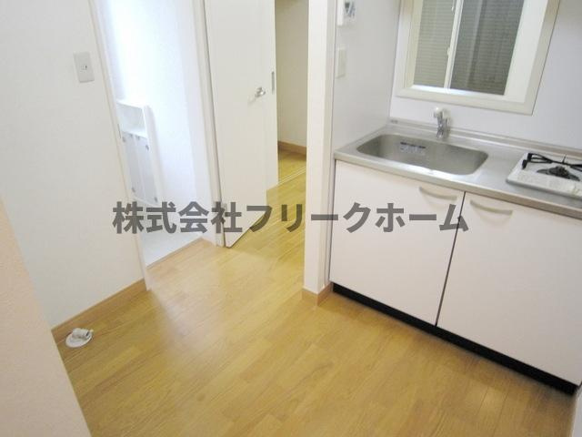 武蔵野市境南町４丁目のアパートの居間・リビング