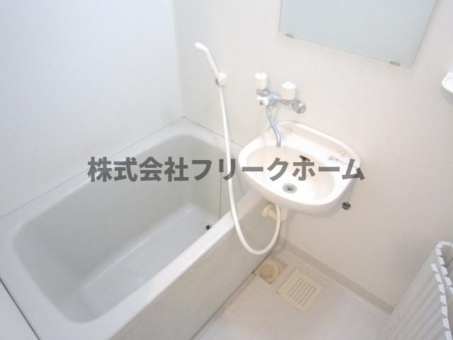 武蔵野市境南町４丁目のアパートの浴室