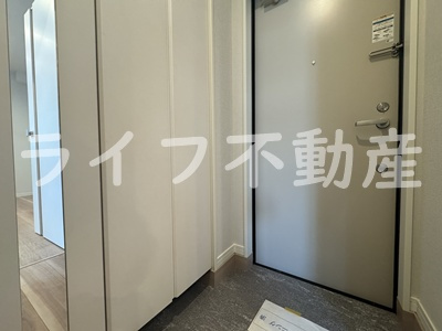 グラン今里NORTH　仲介手数料無料の玄関|収納もある玄関です