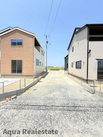 丸亀市川西町南の新築一戸建の周辺|前面道路から敷地にかけての道