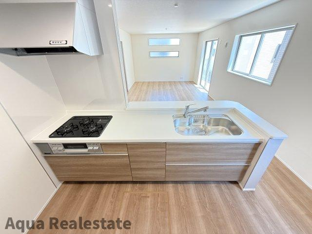 丸亀市川西町南の新築一戸建のキッチン|デザインが映えるカッコいいキッチン。洗練された空間が料理の魔法を演出し、毎日が特別なひとときへと変わります。ここで繰り広げられるクリエイティブな料理体験は、まさに感動の連続。