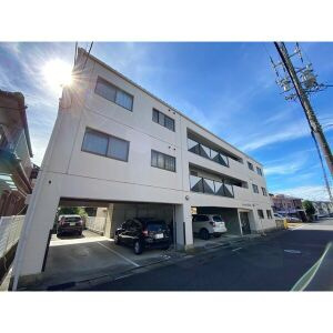 レジデンス鳥居松 B棟の駐車場
