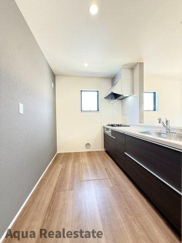 丸亀市川西町南の新築一戸建のキッチン|デザインが映えるカッコいいキッチン。洗練された空間が料理の魔法を演出し、毎日が特別なひとときへと変わります。ここで繰り広げられるクリエイティブな料理体験は、まさに感動の連続。