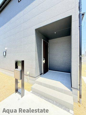丸亀市川西町南の新築一戸建の玄関