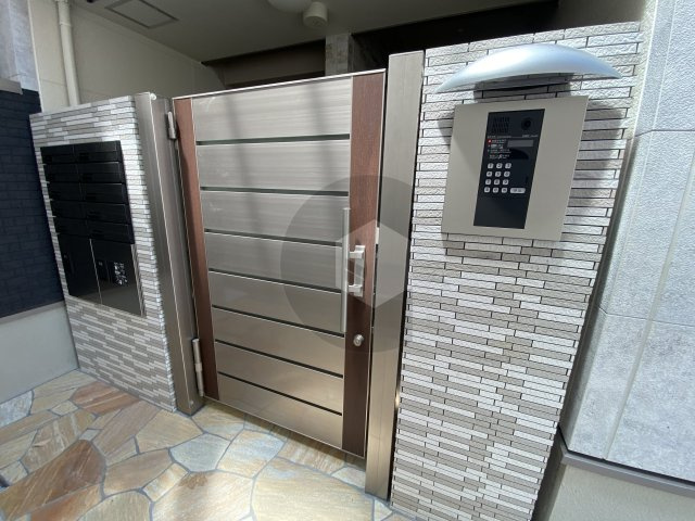 フジパレス八戸ノ里5番館のエントランス
