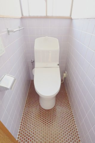 竹内借家のトイレ|※写真は別棟の物です。参考程度にご覧ください。