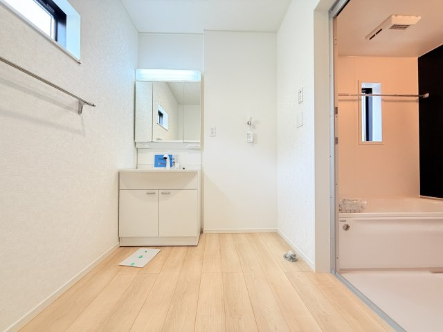 常総市水海道天満町第3　新築戸建　1号棟の独立洗面台|収納力と機能性に優れたお手入れラクラクのゆったりとした洗面台で、朝の忙しい時間でも身支度準備がスムーズです。