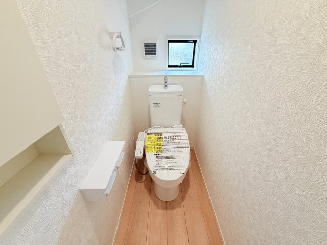 常総市水海道天満町第3　新築戸建　1号棟のトイレ|サッとひと拭きで汚れがつるんと落ちるシャワートイレ。温便座なので１年中快適に使えます。