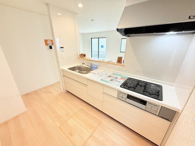 常総市水海道天満町第3　新築戸建　1号棟のキッチン|家族とのコミュニケーションや小さいお子さんの様子を見守りながら安心して料理ができます。洗練されたスタイリッシュなデザインと使い勝手を追求した設備、豊富な収納力も大満足です。