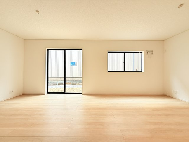 常総市水海道天満町第3　新築戸建　1号棟の居間・リビング|広々としたＬＤＫ♪
家具を置いても窮屈感を感じず過ごせます。