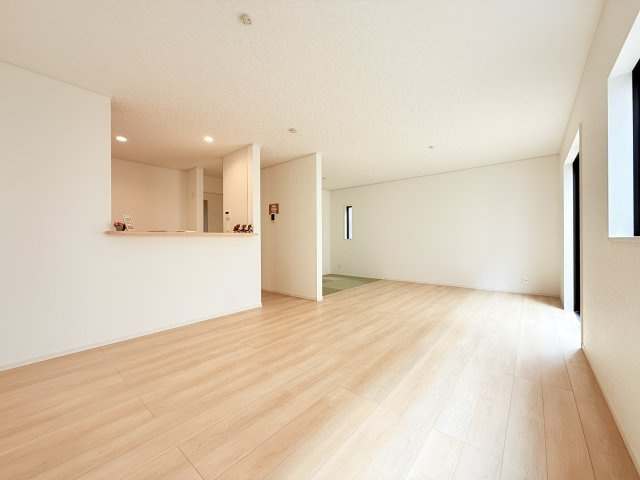常総市水海道天満町第3　新築戸建　1号棟の居間・リビング|広々としたＬＤＫ♪
家具を置いても窮屈感を感じず過ごせます。