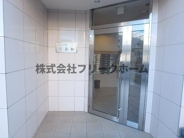 武蔵野市中町２丁目の賃貸マンションのエントランス