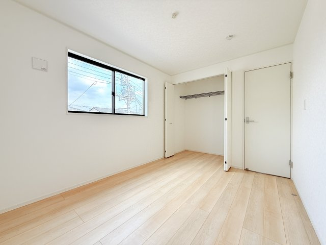 常総市水海道天満町第3　新築戸建　2号棟の洋室|家具や小物を合わせやすいシンプルデザイン♪
広さや日当たりなど、写真では伝えきれない部分を現地で確認してみませんか？