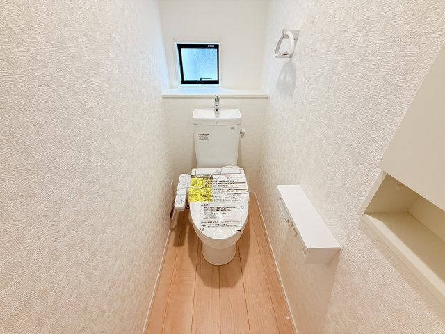 常総市水海道天満町第3　新築戸建　2号棟のトイレ|サッとひと拭きで汚れがつるんと落ちるシャワートイレ。温便座なので１年中快適に使えます。